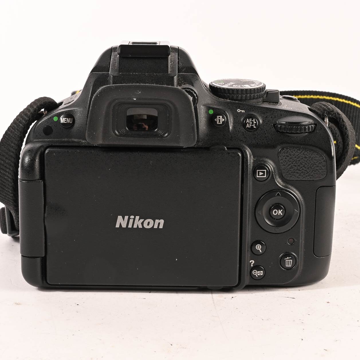 Nikon D5100 16.2 MP DSLR Digitalkamera Kit AF-S DX 18-55mm