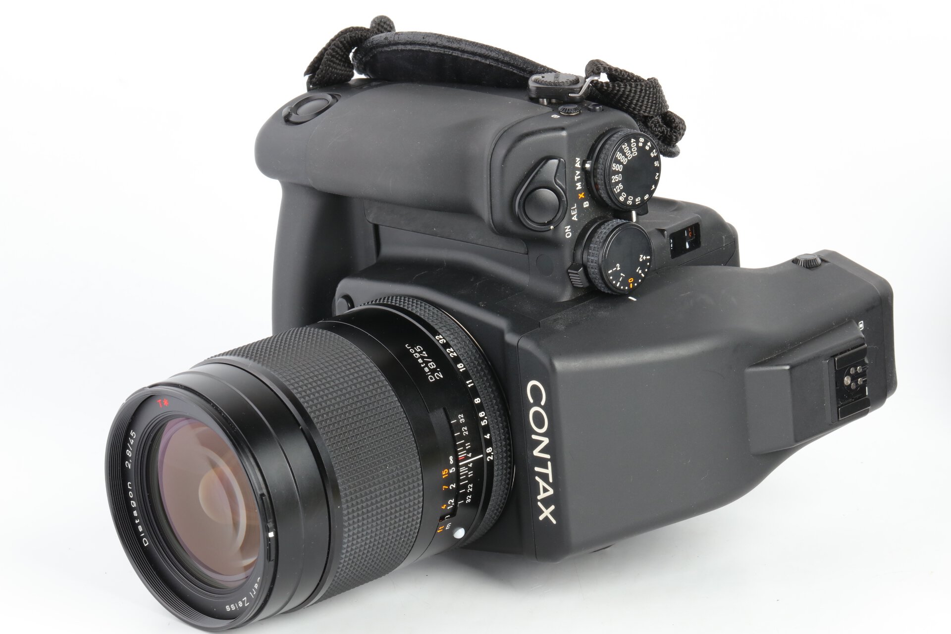 Contax 645 + Carl Zeiss Distagon 2,8/45mm T* + MF-1 Prismensucher + MP-1 Batteriegriff +2x MFB-1 Magazin