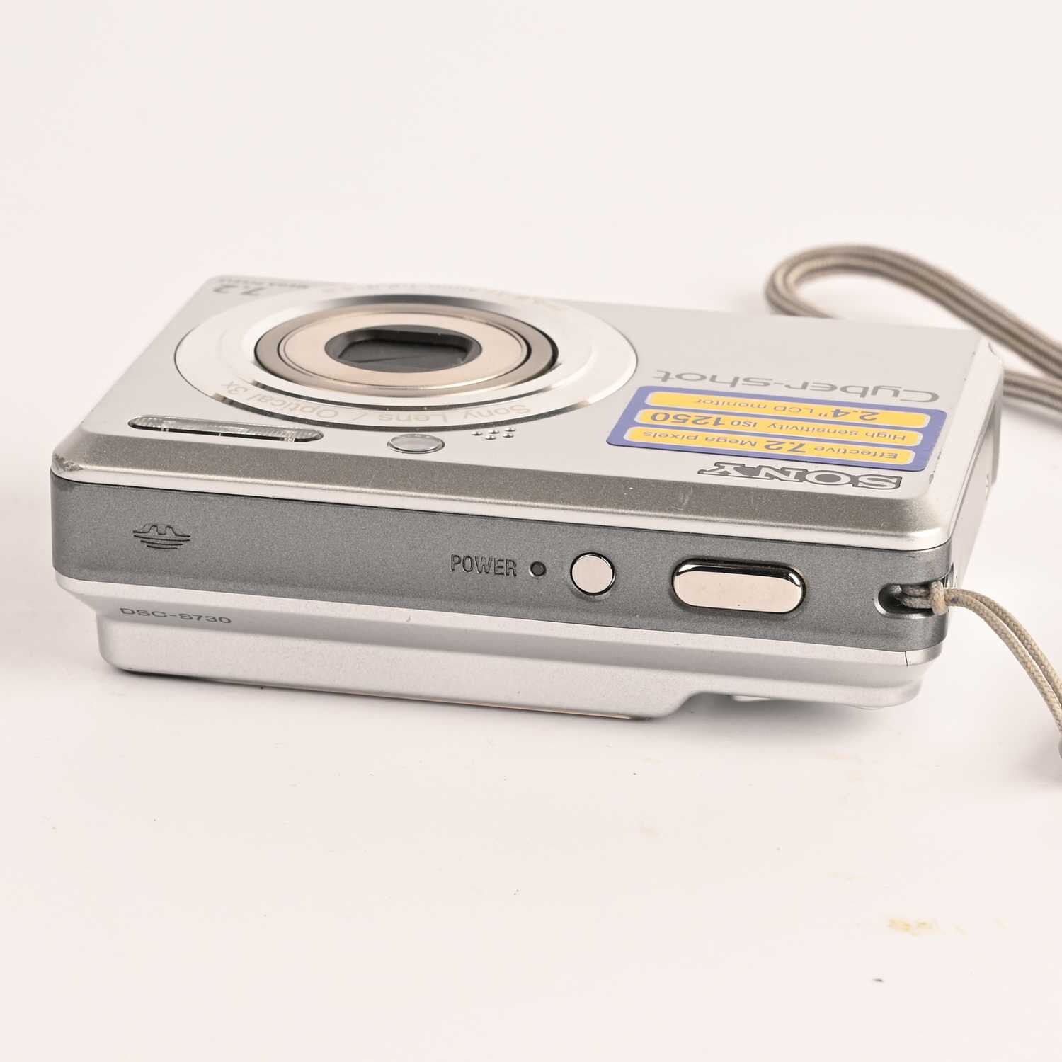 Sony Cyber-shot DSC-S730 7.2 MP Digital Camera 3x Zoom Silber