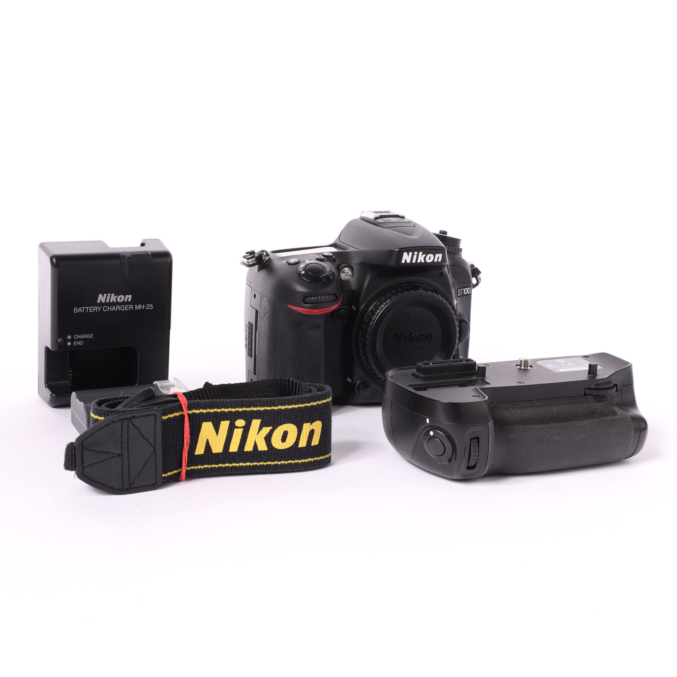 Nikon D7100 Gehäuse MB D15 ca. 4100 Auslösungen
