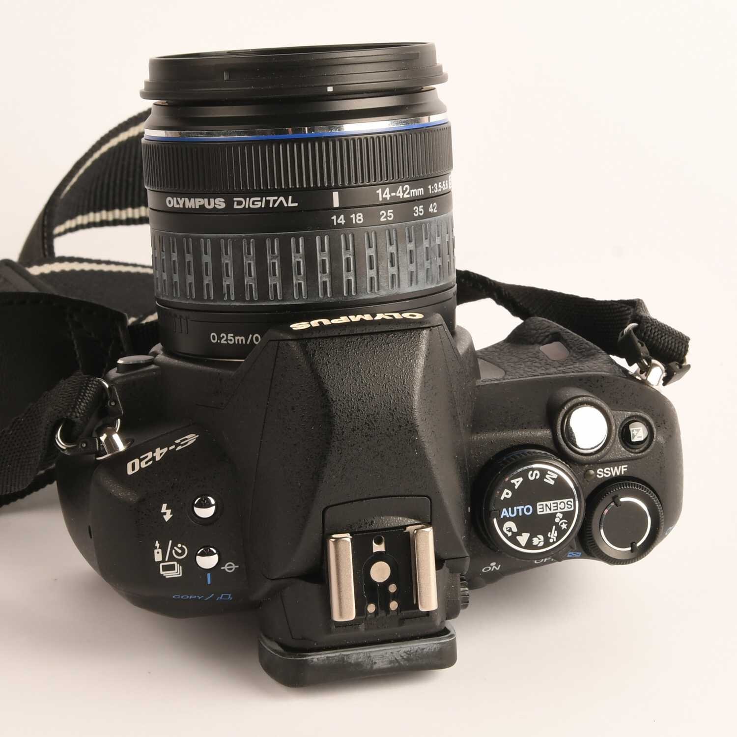 Olympus DSLR-Kamera E-420 Objektiv Zuiko digital 14-42/3,5-5,6