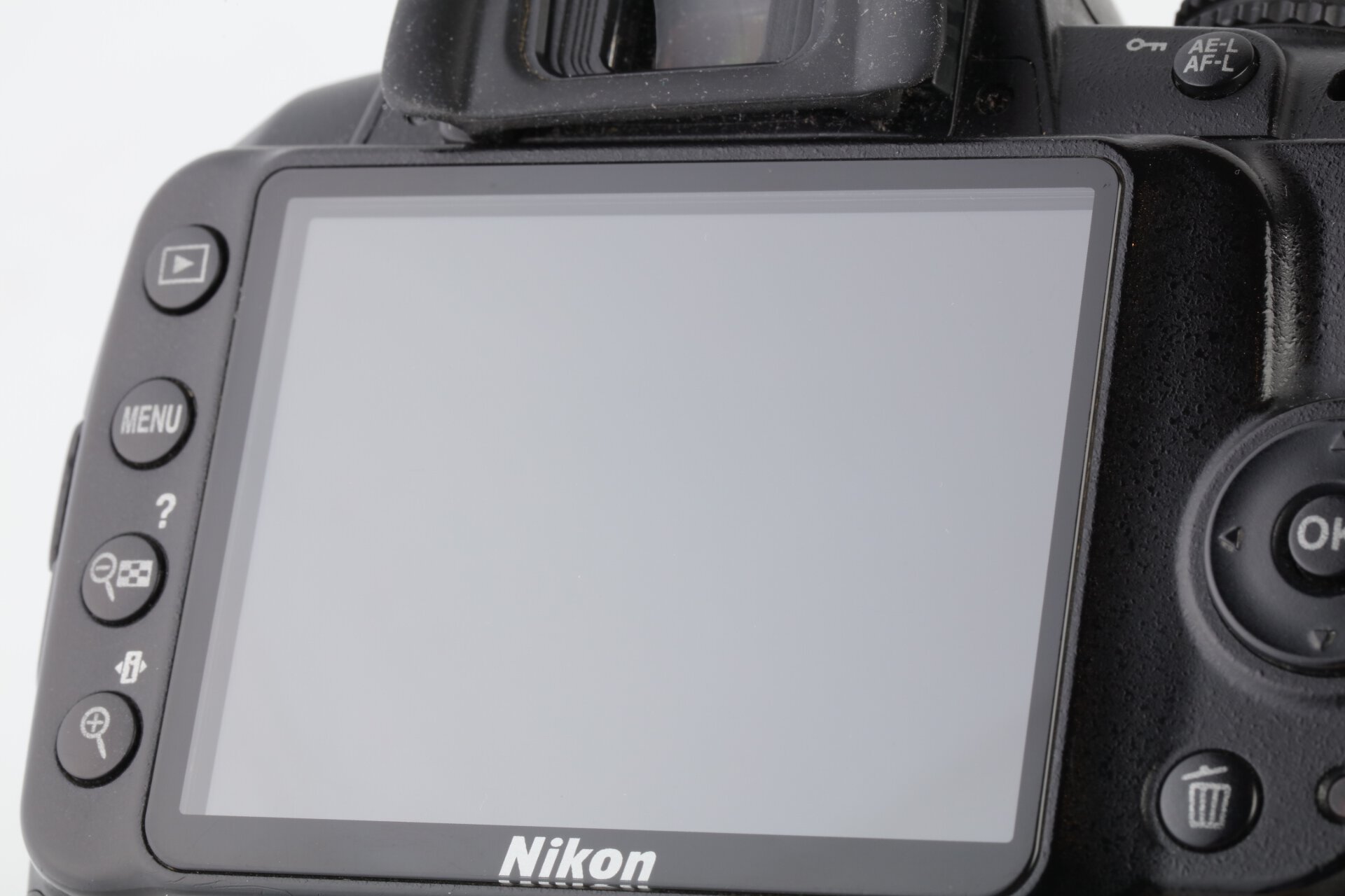 Nikon D3000 + Nikkor AF-S 18-55mm 3,5-5,6 G DX VR 16500 Verschlußauslösungen