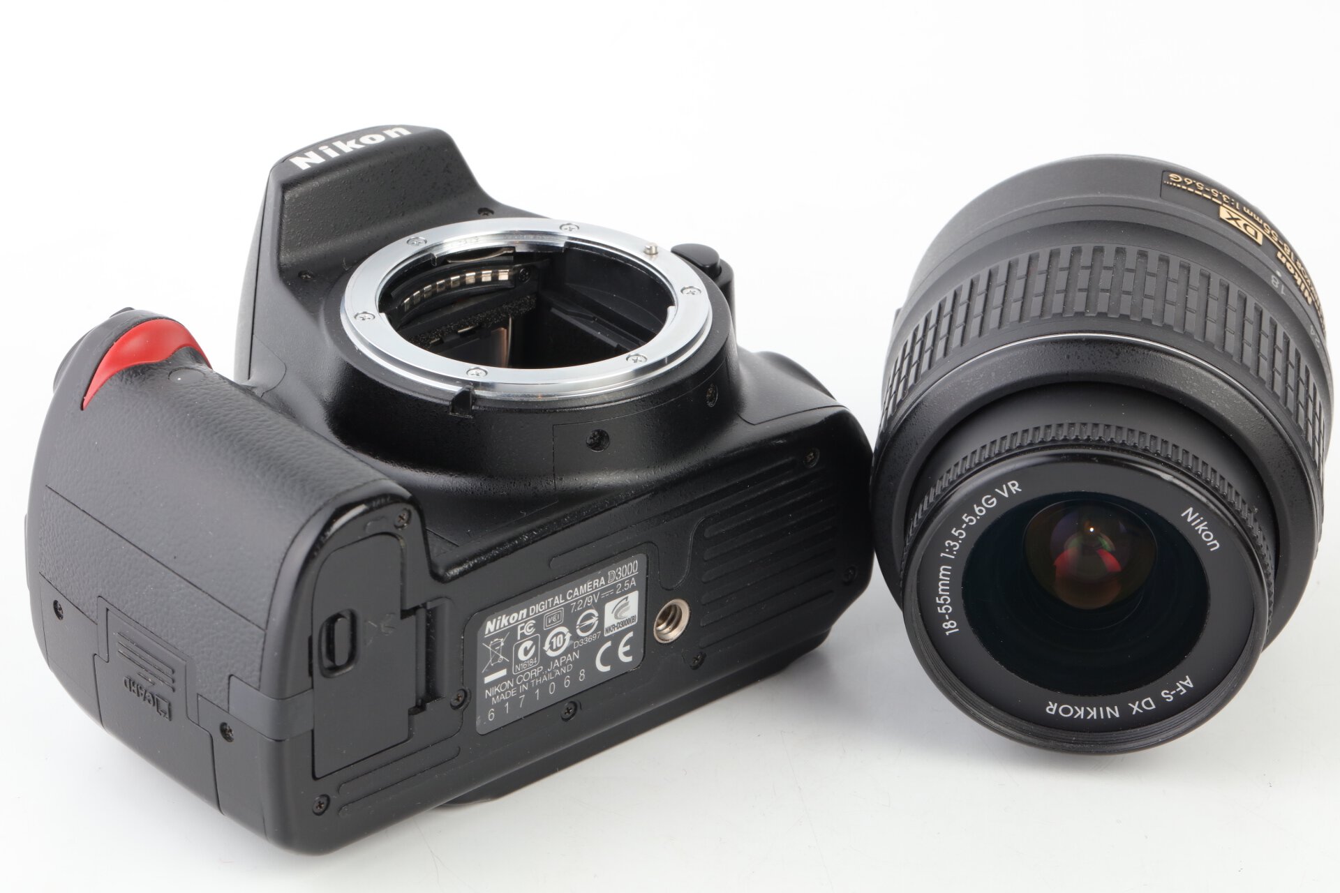 Nikon D3000 + Nikkor AF-S 18-55mm 3,5-5,6 G DX VR 16500 Verschlußauslösungen