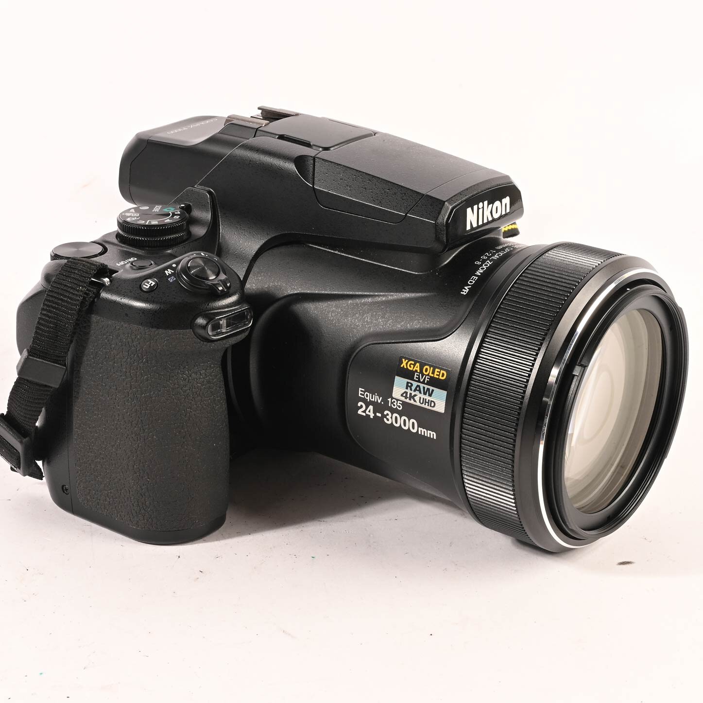 Nikon COOLPIX P1000 16MP 125x optischer Zoom 24-3000 f/2.8 Digitalkamera