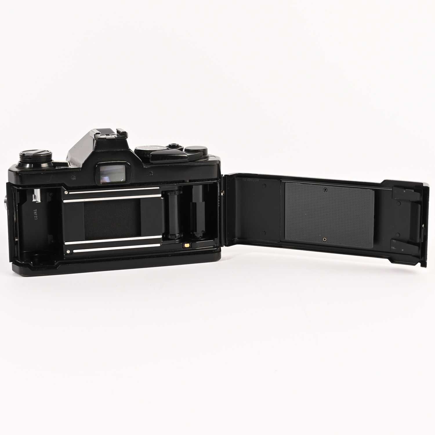 Olympus OM-2N sport/program  Zuiko Auto-S 1.8/50mm black