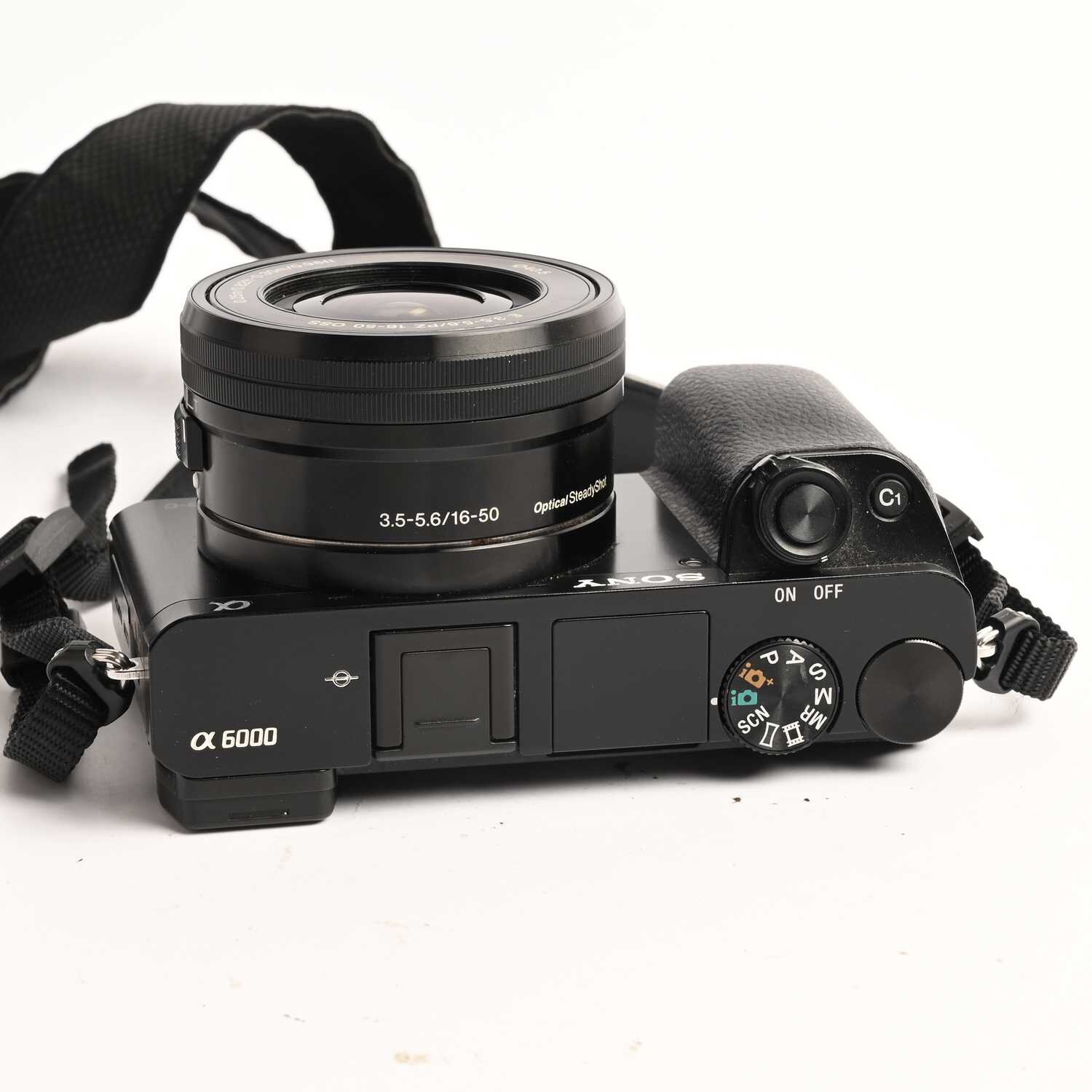 Sony Alpha 6000 24,3MP 16-50mm f/3,5-5,6 13000 Auslösung