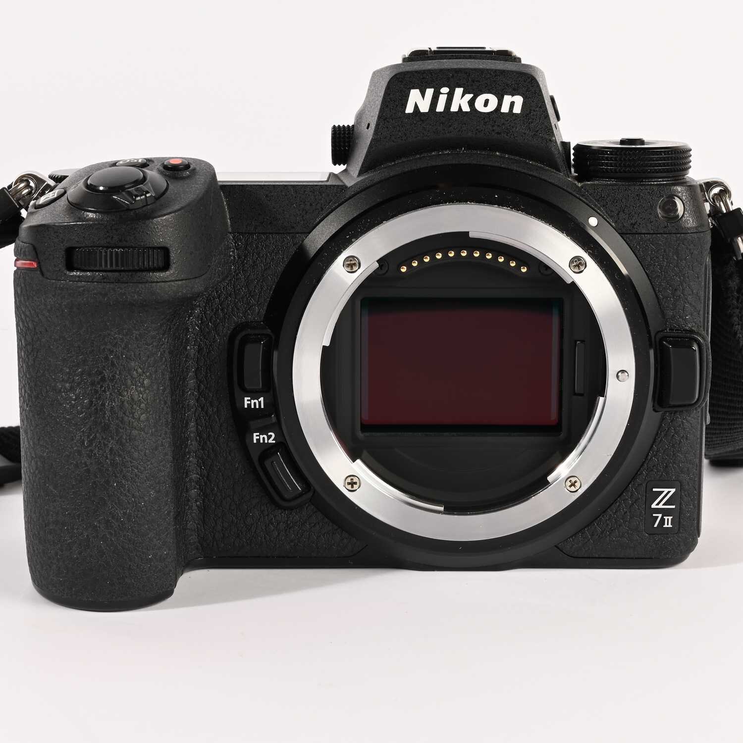 Nikon Z 7II Kit 24-70mm f4.0 Spiegellose Systemkamera 45,7MP bis 5000 Auslösungen