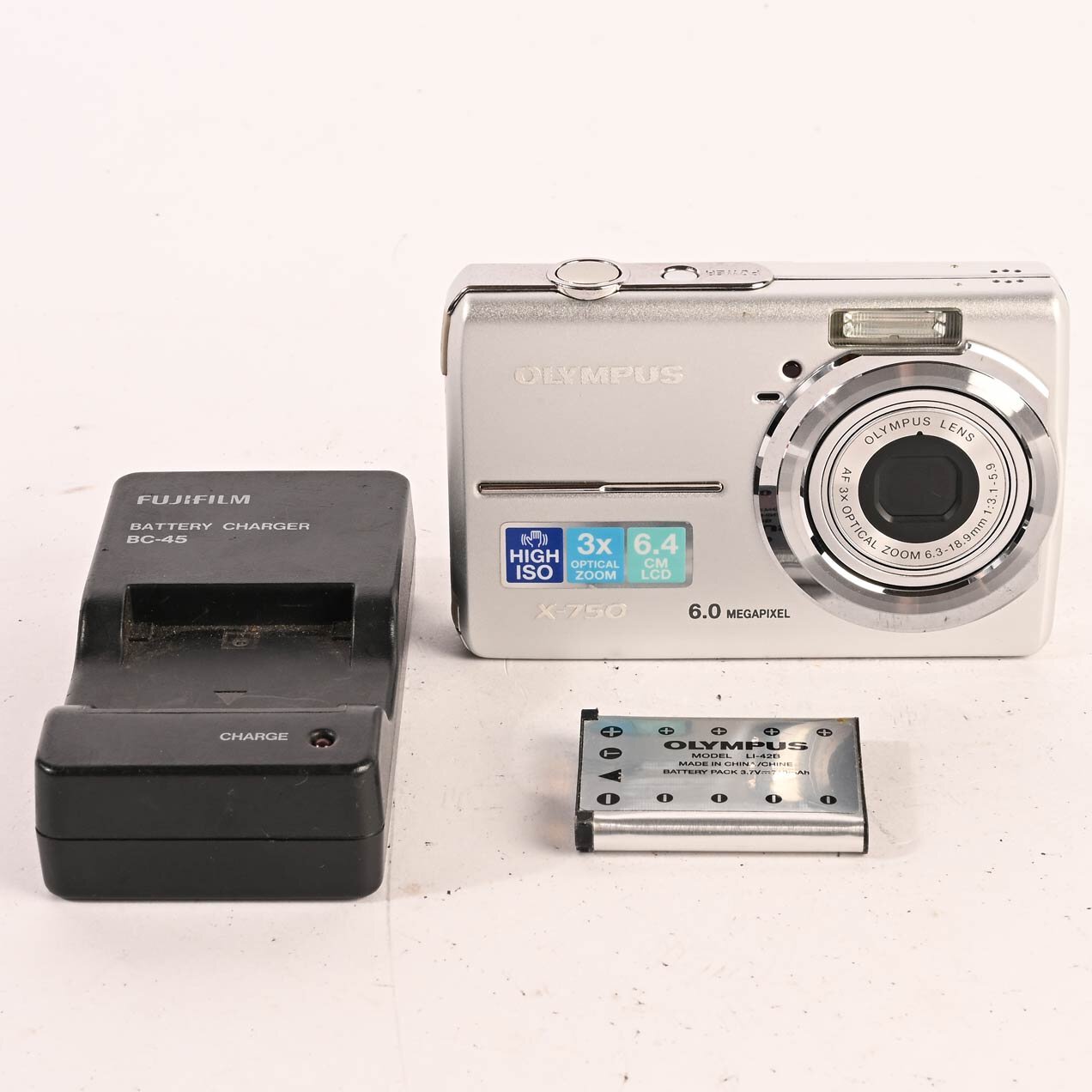 Olympus X-750 Digitalkamera 6.0MP3x optischem Zoom silber Kompakt