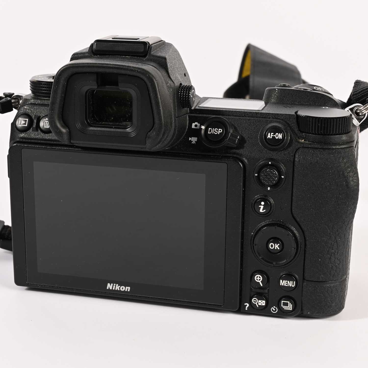 Nikon Z 7II Kit 24-70mm f4.0 Spiegellose Systemkamera 45,7MP bis 5000 Auslösungen