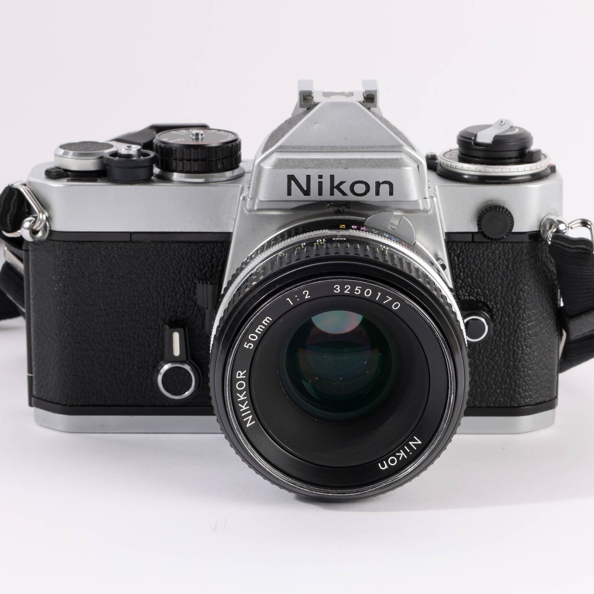 Nikon FE Nikon Nikkor 50mm F/2.0 Ais analoge Spiegelreflexkamera